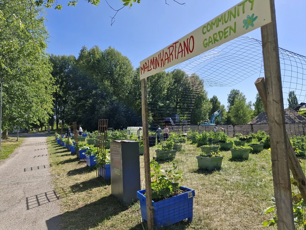 Malminkartanon puutarhan portti ja viljelylaatikot