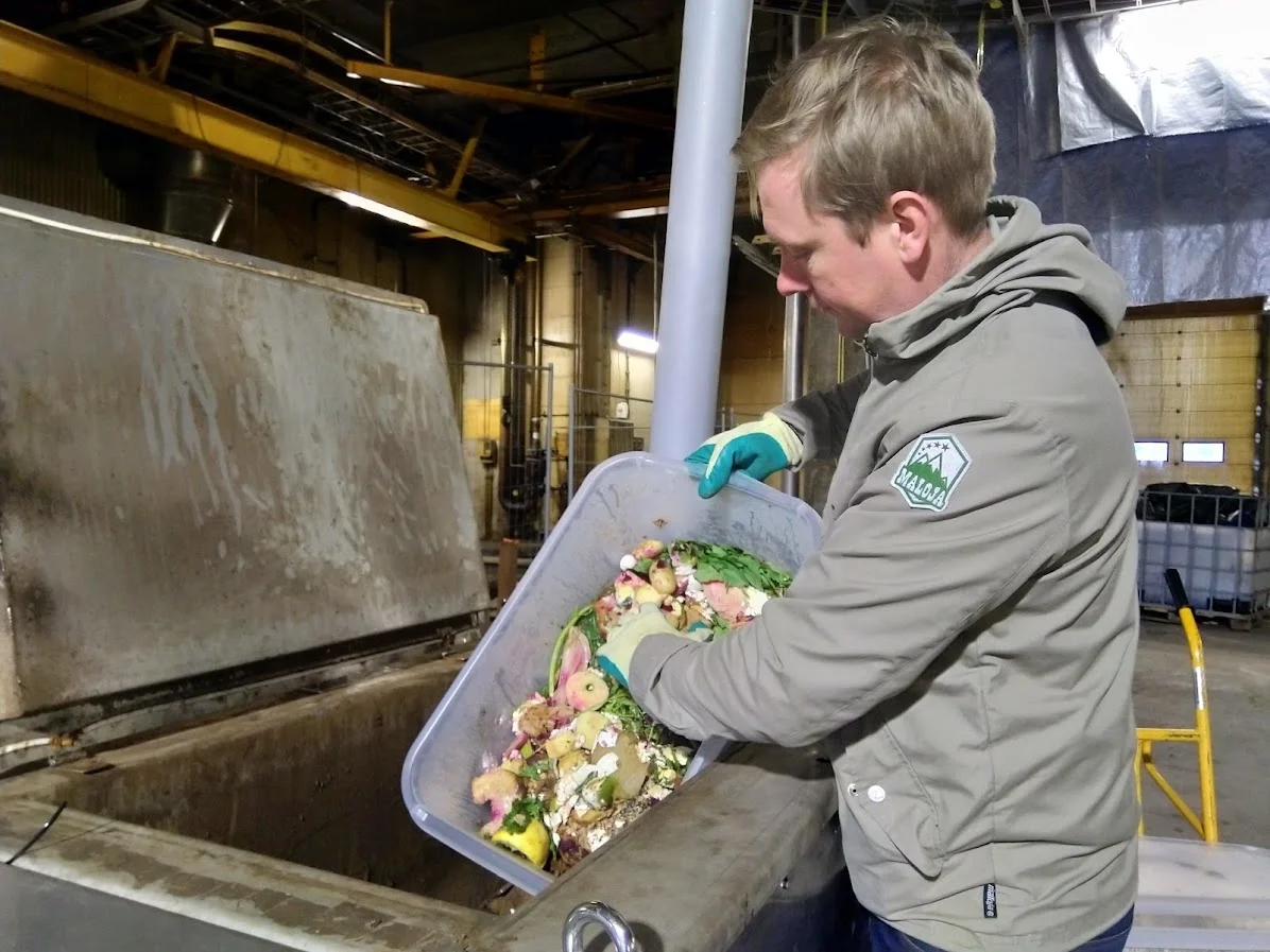 Tuomas Ilander käsittelee biojätettä CircularHoodFood-pilotissa