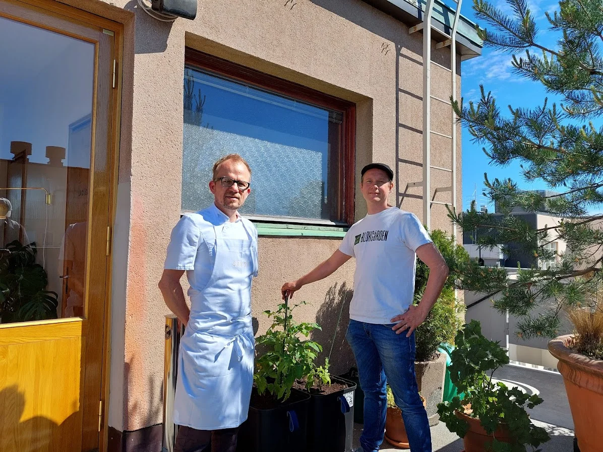 Tuomas Ilander ja Ravintola Savoyn edustaja ravintolan kattoviljelmällä
