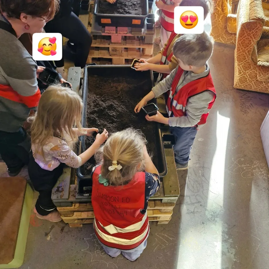 Lapset kylvävät eskarityöpajassa